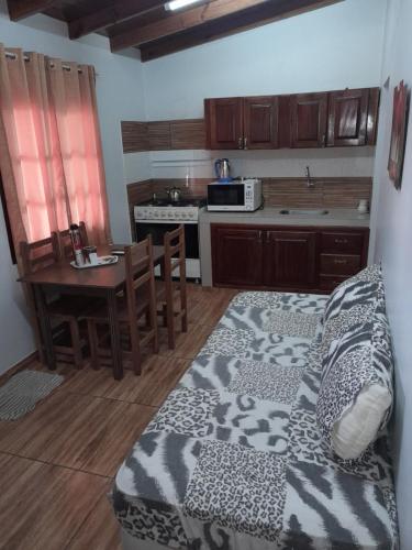cocina con cama y mesa en una habitación en FERISADU en Puerto Iguazú