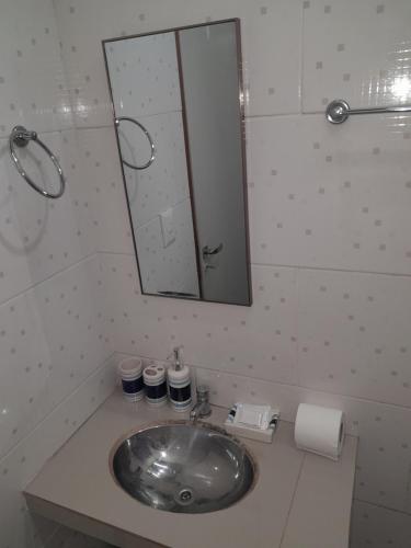 y baño con lavabo y espejo. en FERISADU en Puerto Iguazú