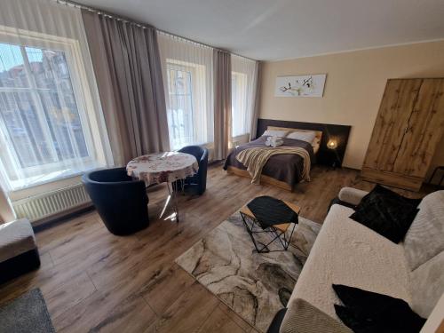 sala de estar con cama y sofá en ApartHouse Apartamenty Centrum, en Katowice
