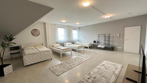 ein großes Wohnzimmer mit Sofas und Tischen. in der Unterkunft Moderne Appartement in Nürnberg