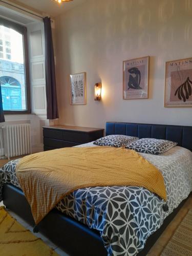 Postel nebo postele na pokoji v ubytování GITE LARIBOISIERE PLAIN-PIED en REZ DE CHAUSSEE
