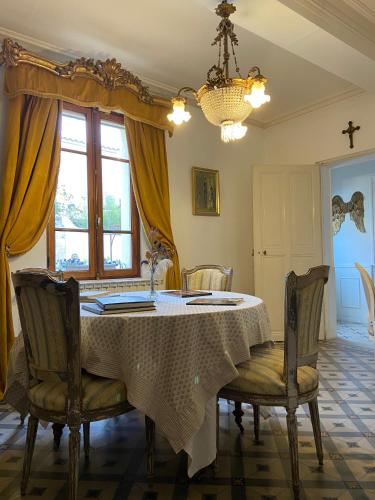 a dining room with a table and chairs at Maison 1823 - Suites de charme à Garons in Garons