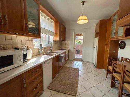 A kitchen or kitchenette at Lithos House