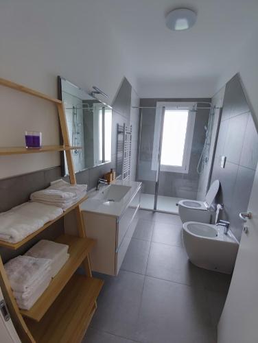 bagno con lavandino e servizi igienici di Villa Emily appartamento a Ca Tiepolo