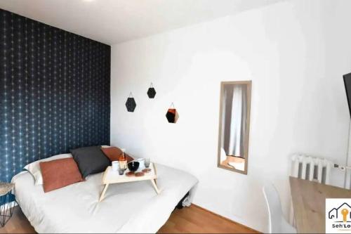 - une chambre avec un lit et une table dans l'établissement Ar Mor Seh'loué, à Saint-Brieuc