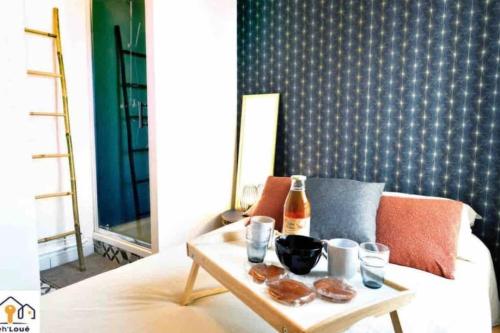 - une table basse avec des beignets sur le canapé dans l'établissement Ar Mor Seh'loué, à Saint-Brieuc