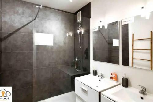 une salle de bain avec une douche, un lavabo et un miroir dans l'établissement Ar Mor Seh'loué, à Saint-Brieuc