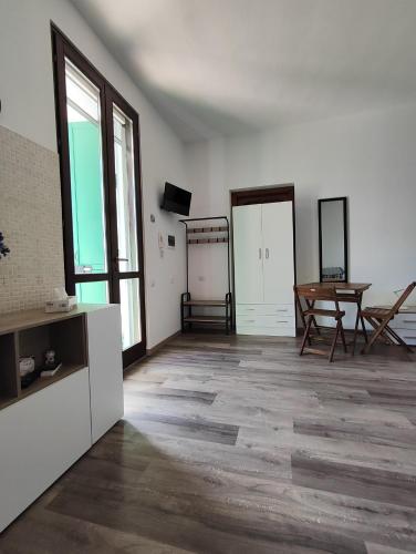 una habitación vacía con una mesa y sillas y una mesa en Un Angolo di Mare in Sardegna, en Su Forti