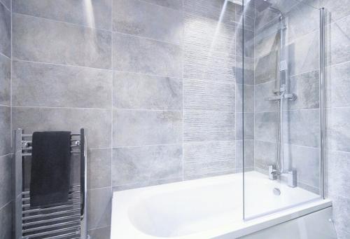 ein Badezimmer mit Dusche und Badewanne in der Unterkunft Shaw Heath Cottage - Charming Holiday Home In the Heart of Stockport - Free Parking in Stockport