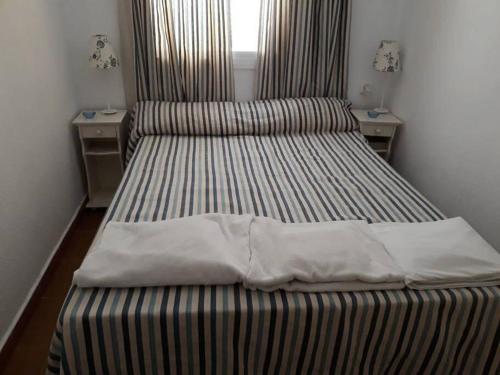 2 posti letto in una piccola stanza con due tavoli di 1 linea playa Islantilla a Islantilla