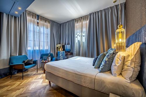 a bedroom with a bed and a table and chairs at Hotel Duomo Firenze in Florence