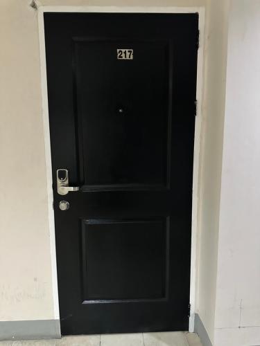 una porta nera con il numero sopra. di CRIB 217 SUBIC BAY - Modern Fresh Condo a Olongapo
