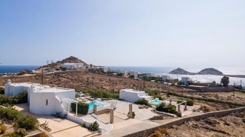 vista su una città su una collina con l'oceano di Ocean Blue Villa by LLB - Beach in 6min walking a Mykonos Città