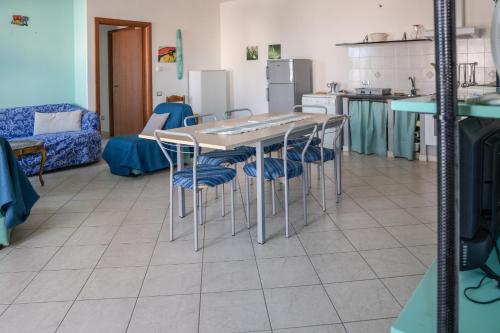 - une cuisine avec une table et des chaises dans la chambre dans l'établissement Casa Graziosa, à Nurachi