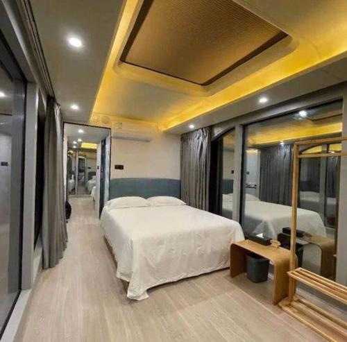 um quarto com uma grande cama branca num quarto em Kosmo-Montenegro 