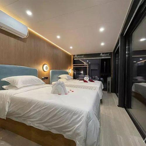 Habitación de hotel con 2 camas con sábanas blancas en Kosmo-Montenegro, 