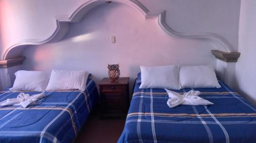 two beds sitting next to each other in a room at Casa Gabriel in Antigua Guatemala