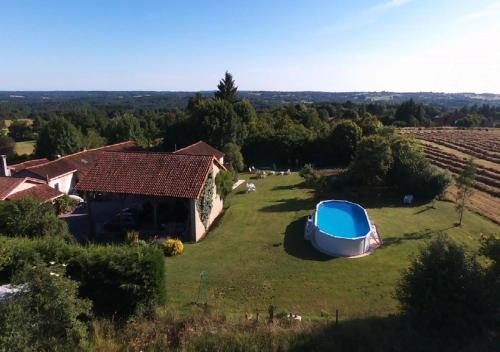 une vue aérienne sur une ferme avec un bateau sur un champ dans l'établissement Tranquille Vienne Gites a Chirac dept Charente, à Chirac