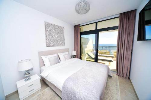 Ένα ή περισσότερα κρεβάτια σε δωμάτιο στο Luksusowy Apartament Sunset Cliffs Benidorm