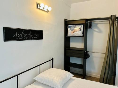 um quarto com uma cama, um frigorífico e uma placa em Duplex + balcon proche centre em Grenoble