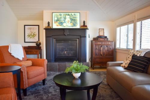 a living room with a couch and a fireplace at McCall House Boutique Hotel in Ashland