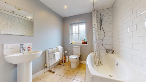 Ένα μπάνιο στο 8 double beds in a 5 bedroom house, pets welcome