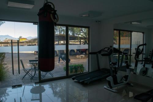 Zimmer mit einem Fitnessraum und einem großen Fenster in der Unterkunft Calama: Tranquilidad Urbana in Calama