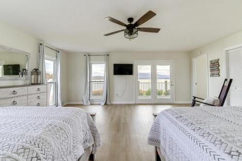 1 dormitorio con 2 camas y ventilador de techo en Dandridge Waterfront Home with Private Boat Launch, en Dandridge