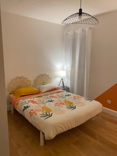 een slaapkamer met een bed met een kleurrijke deken bij Lisandrina in Ajaccio