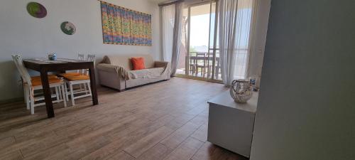 a living room with a table and a couch and a desk at Casa Visto Mar in Sal Rei