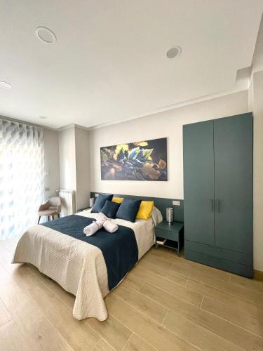 1 dormitorio con 1 cama grande con almohadas azules y amarillas en COLOMBO SUITE, en Cassino