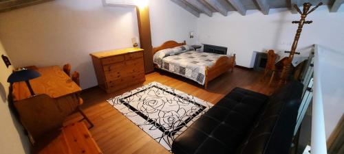 een slaapkamer met een bed en een tafel bij GioHouse4 Apartment in Valeggio sul Mincio