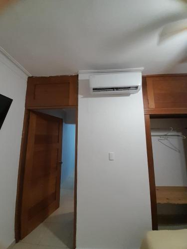 a room with a white ceiling and a door at J. B Apartamentos in Santo Domingo