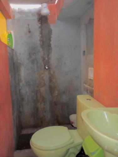 y baño con aseo y lavamanos. en Cuartos a 1 cuadra de la plaza de armas en Ayacucho