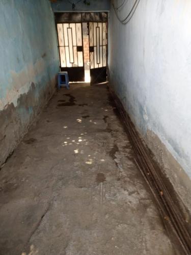 una habitación vacía con una puerta en un edificio en Cuartos a 1 cuadra de la plaza de armas en Ayacucho