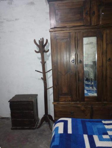 1 dormitorio con vestidor y armario de madera en Cuartos a 1 cuadra de la plaza de armas en Ayacucho