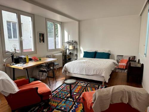 um quarto com uma cama, uma mesa e uma secretária em Big Loft at the gates of Paris near Olympic Games em Bagnolet