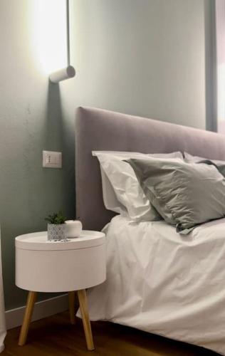 Ένα ή περισσότερα κρεβάτια σε δωμάτιο στο The Captain's Apartments ZEPHYR- CITY CENTER Leonardo Academy