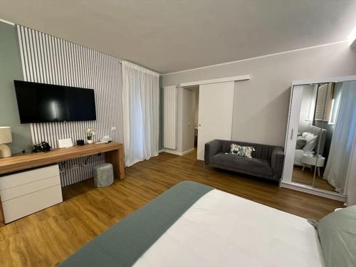 Μια τηλεόραση ή/και κέντρο ψυχαγωγίας στο The Captain's Apartments ZEPHYR- CITY CENTER Leonardo Academy