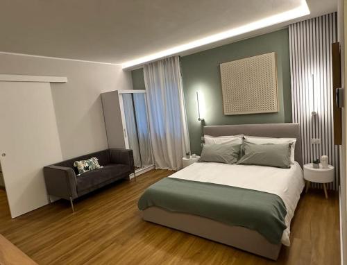 Postel nebo postele na pokoji v ubytování The Captain's Apartments ZEPHYR- CITY CENTER Leonardo Academy