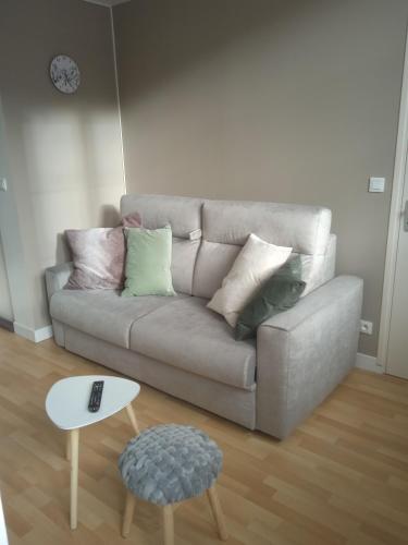 un salon avec un canapé et une table dans l'établissement Appartement Centre Ville MONT DORE Vacances et Week-End Classé 3 Etoiles, à Le Mont-Dore