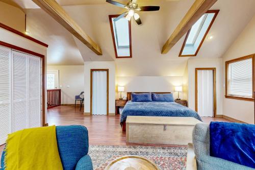 une chambre avec un lit et un ventilateur de plafond dans l'établissement Lake View Cottage Retreat, à Bemus Point