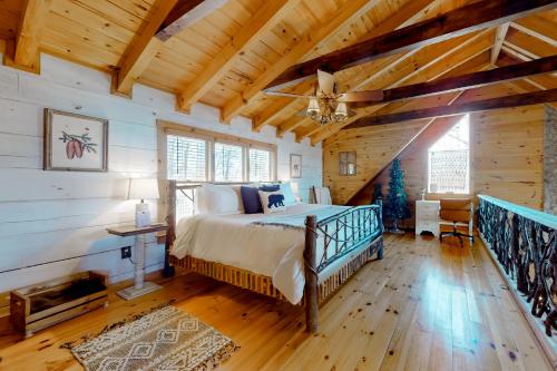 a bedroom with a bed and a wooden ceiling at Moonshine Overlook in Blue Ridge