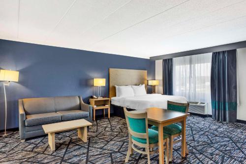 ヨークにあるBest Western Westgate Innのベッド、テーブル、椅子が備わるホテルルームです。