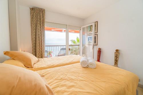 Dos camas en un dormitorio con vista al mar. en Piso con vista increíble al mar, en Sant Andreu de Llavaneres