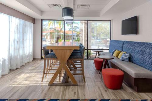 een woonkamer met een tafel en een bank bij Hampton Inn Sarasota I-75 Bee Ridge in Sarasota