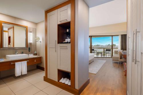 Koupelna v ubytování Hilton Dalaman Sarigerme Resort & Spa