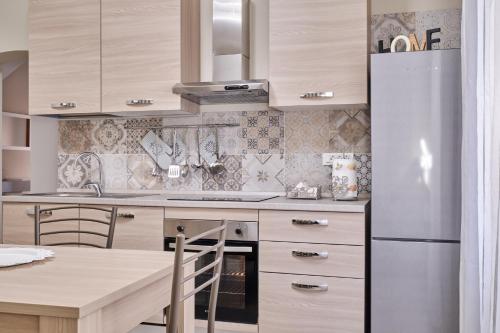 eine Küche mit einem Kühlschrank und einem Tisch darin in der Unterkunft Cristina Tuscany Holiday in Poggibonsi