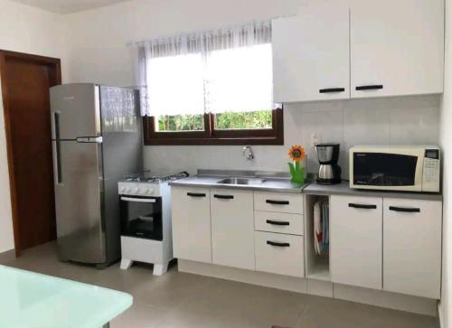 Η κουζίνα ή μικρή κουζίνα στο Casa completa com lareira e churrasqueira