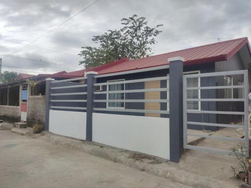 une maison avec une clôture devant elle dans l'établissement Enzo's transient house, à Davao